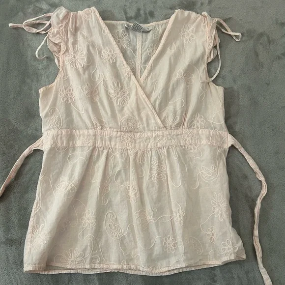 V- neck floral baby pink cap sleeve blouse - Picture 2 of 11